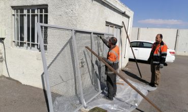 عملیات ساخت و رنگ آمیزی محافظ برای پنجره های پلیس راه آزاد راه