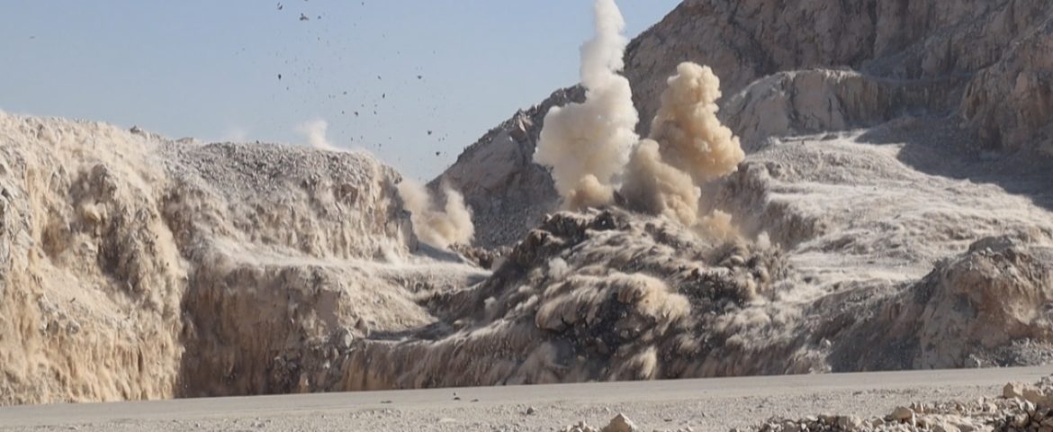 انفجار کوه در تقاطع آزادراه شرق سپاهان با اتوبان نایین؛ پیشرفت چشمگیر در احداث لوپ جنوب شرقی